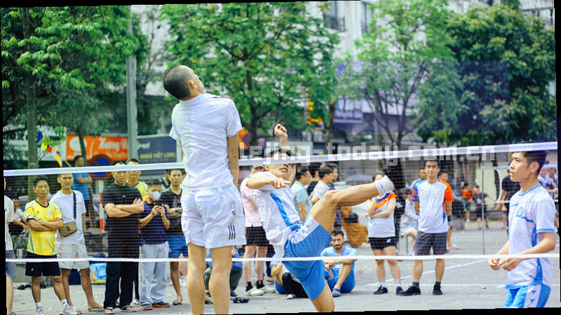 草坪与看台视角的比赛场面，奔跑球员形成动态虚影